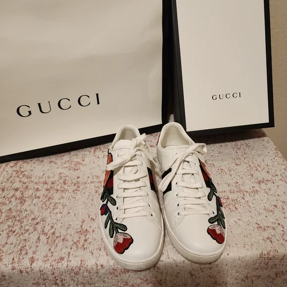 Gucci Women's White Sneakers with Embroidery Floral Design - Picture 2 of 9